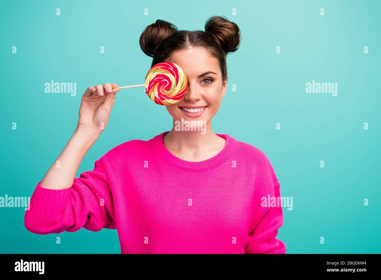 Close-up Porträt von ihr sie schön attraktiv schön schön fröhlich fröhlich fröhlichen Mädchen schließen Auge mit lolli Pop mit Spaß isoliert über helle lebendige Glanz Stockfoto