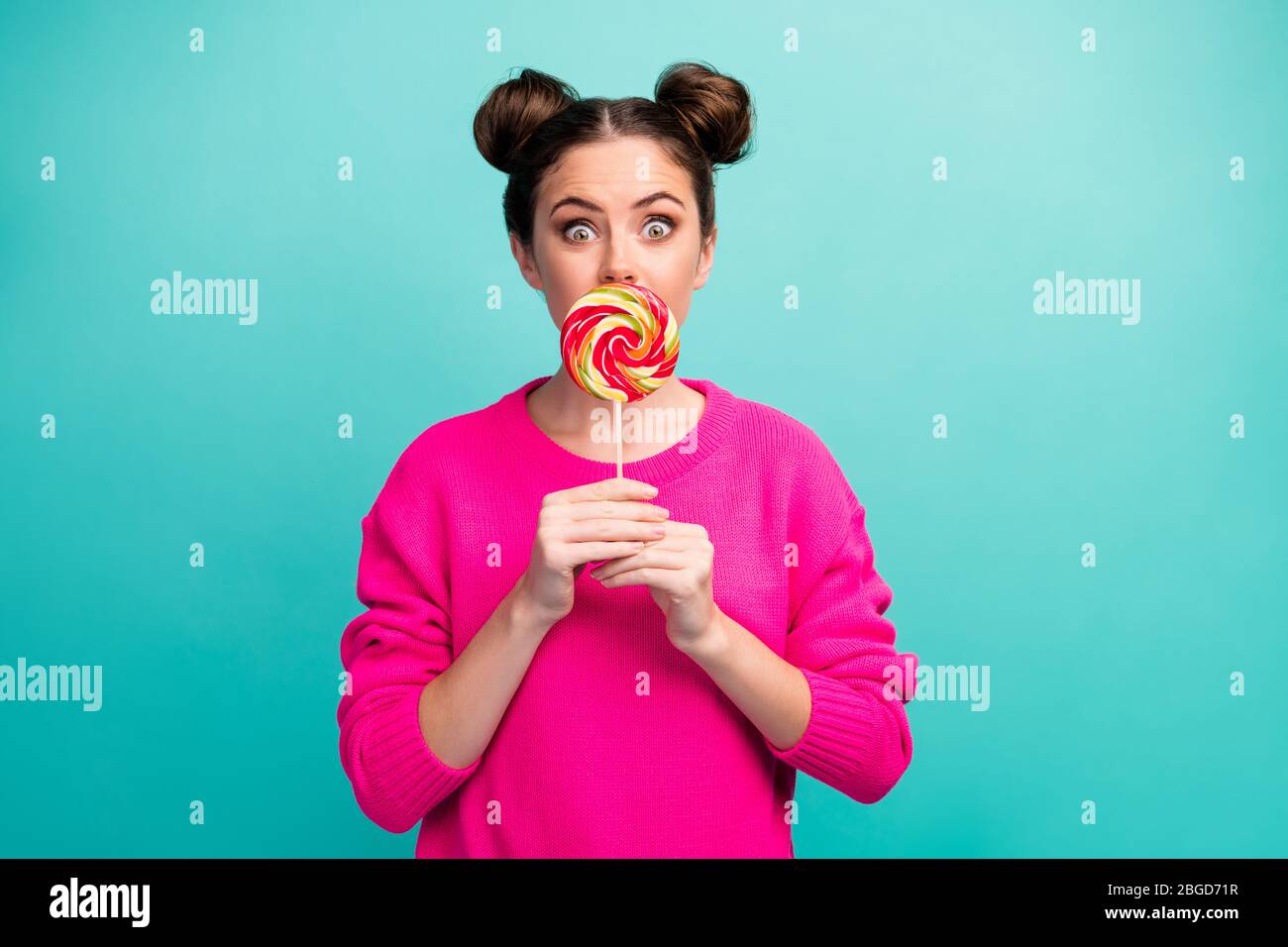 Porträt von ihr sie schön attraktiv reizend Comic fröhlich fröhliche Mädchen in der Hand Lolli Pop Schließung Mund isoliert über hell lebendig Stockfoto