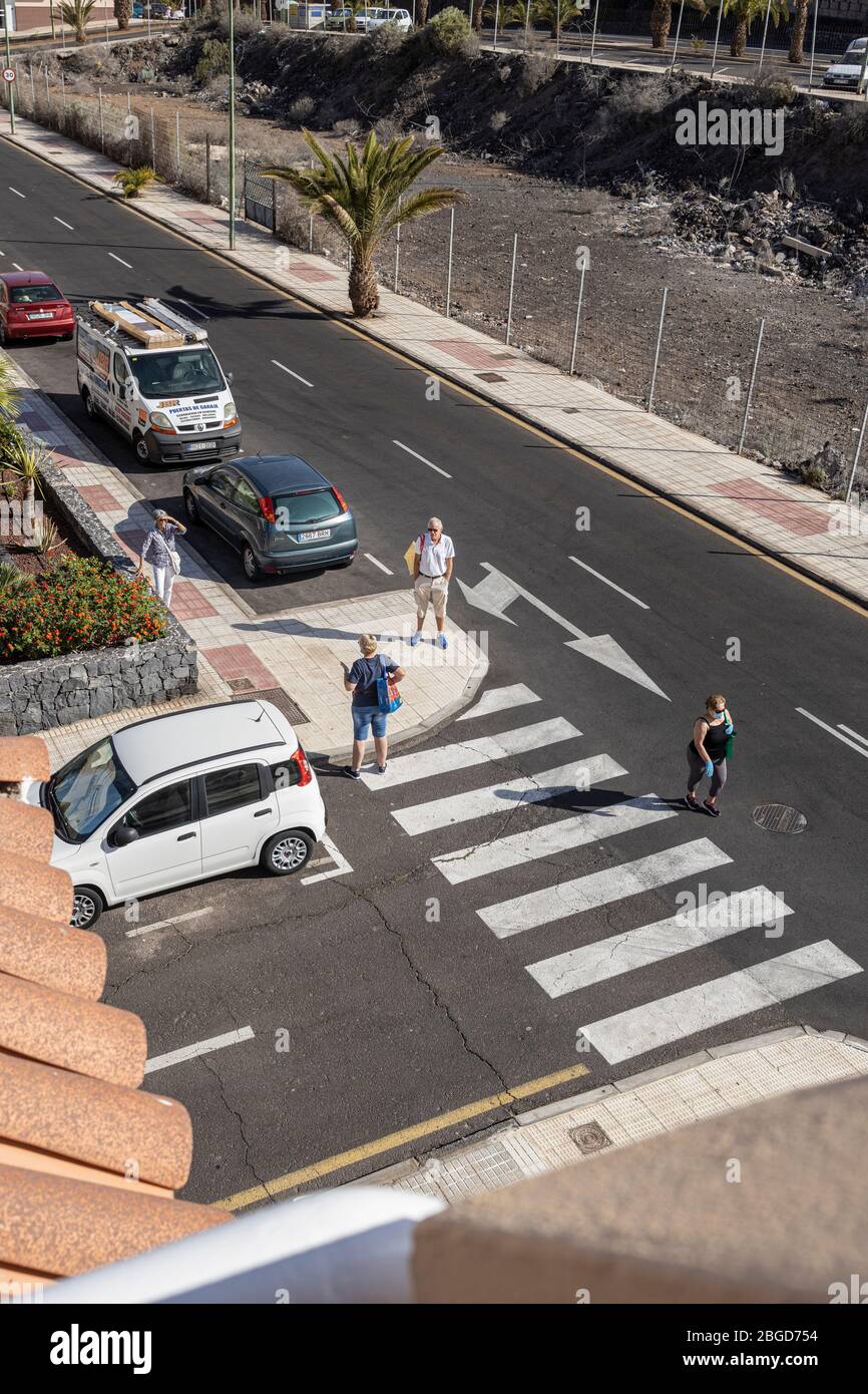 Nachbarn halten für einen kurzen Chat, Einhaltung der sozialen Distanzierungsregeln, Covid 19 Pandemie, Playa San Juan, Teneriffa, Kanarische Inseln, Spanien Stockfoto