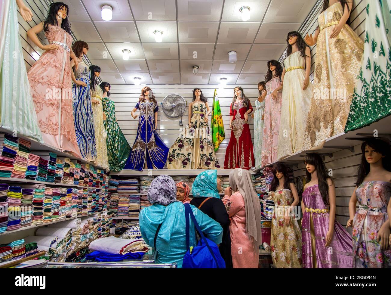 Damenmode Geschäft in Medina Bazaar von Marrakesch.Marokko. Stockfoto