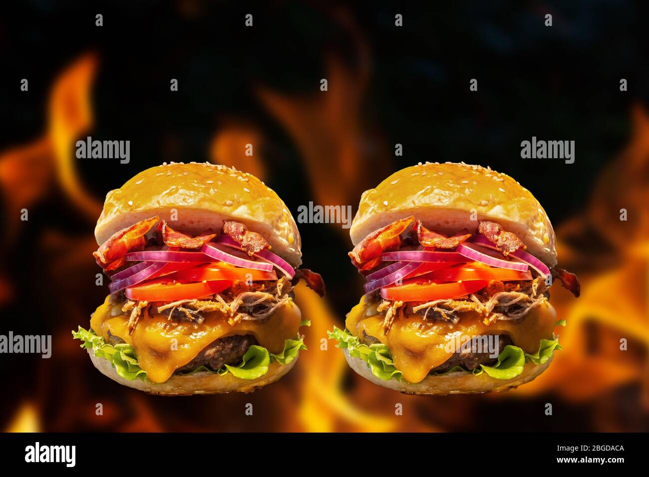 Nahaufnahme von hausgemachten Burgern mit Brandflammen. Stockfoto