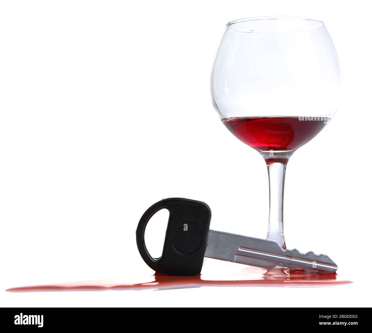 Komposition mit Schlüssel und Glas Wein, isoliert auf weiß Stockfoto