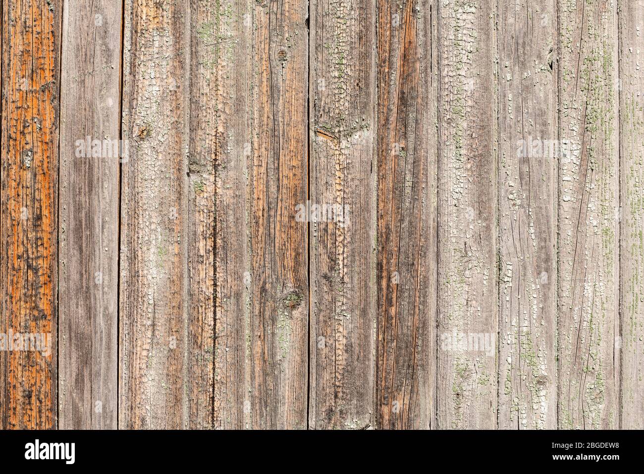 Vertikale Nahaufnahme der alten Holzplanke Wand, brauner Holzhintergrund, Zaun oder Bodenplatten. Holzstruktur Hintergrund und Tapete Stockfoto
