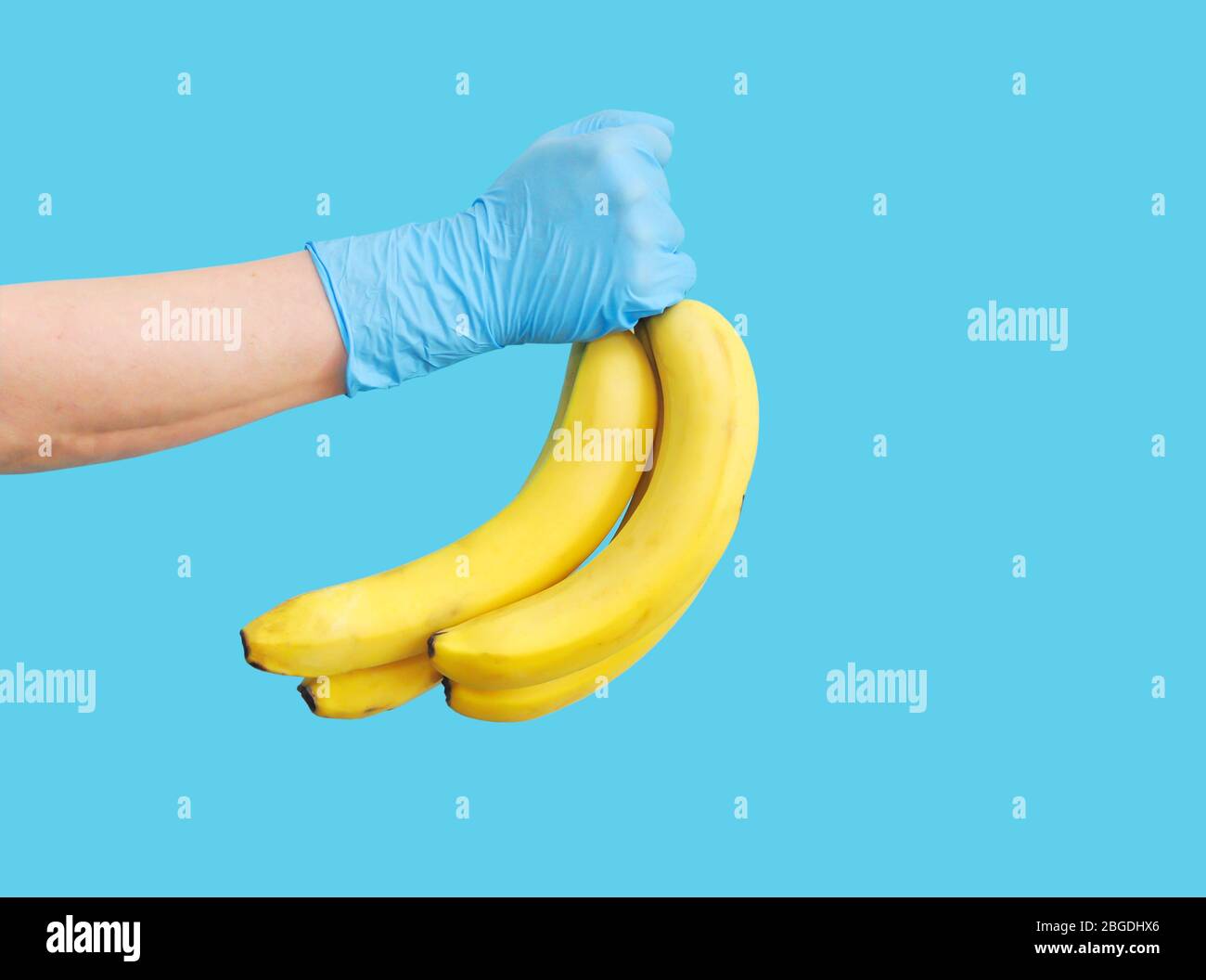 Handschuhe verwenden, wenn Menschen in einem Geschäft oder Markt während Coronavirus kaufen Stockfoto