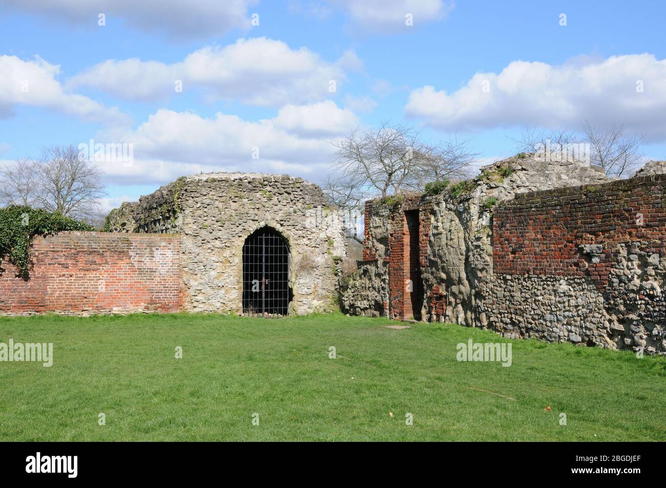 Der Eingang zum Kloster, Waltham Abbey, Essex, ist ein steinerner Durchgang mit einem gewölbten Dach. Aus dem Ende des 12. Jahrhunderts. Stockfoto