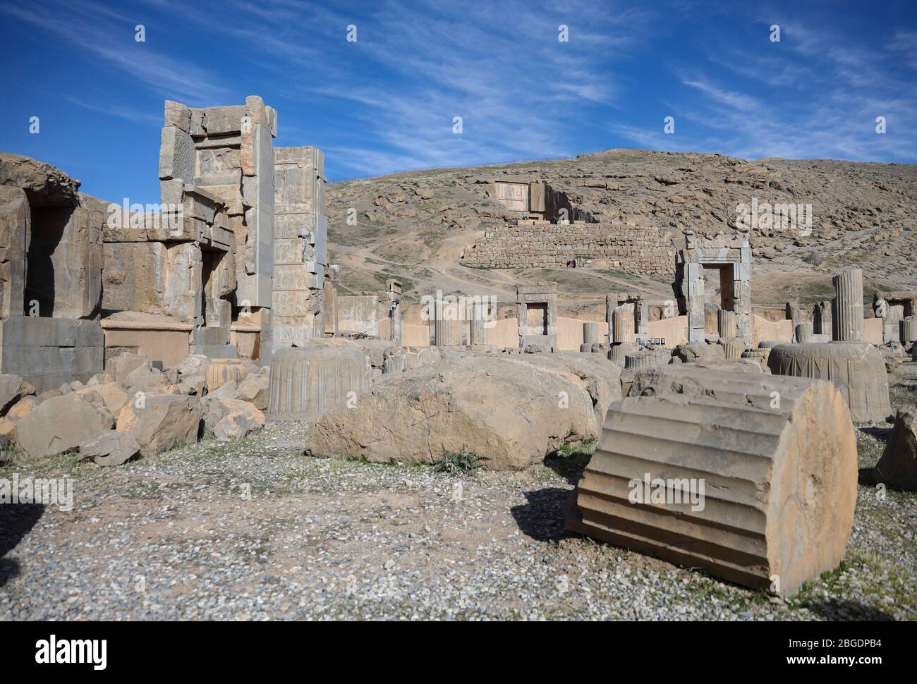 Die alten Ruinen von Persepolis und das Grab von Artaxerxes III auf dem felsigen Hang des Rahmet-Berges im Hintergrund, Persepolis, Fars Provinz, Iran, P Stockfoto