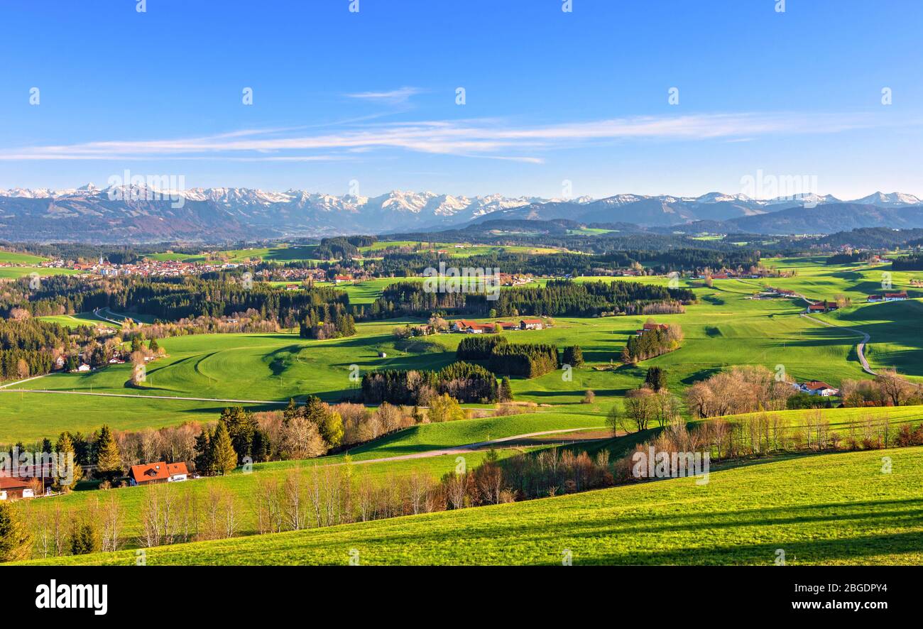 Ländliche Region in Bayern, Deutschland. Landschaft mit Weiden, Wald, Hügeln und Bergen im Sommer Stockfoto