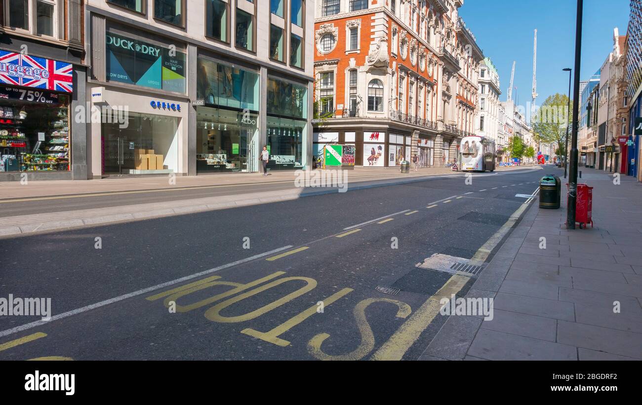 Coronavirus Pandemie ein Blick auf die Oxford Street in London April 2020. Leere Gehwege keine Touristen, alle Geschäfte geschlossen durch Lockdown Vorschriften. Stockfoto