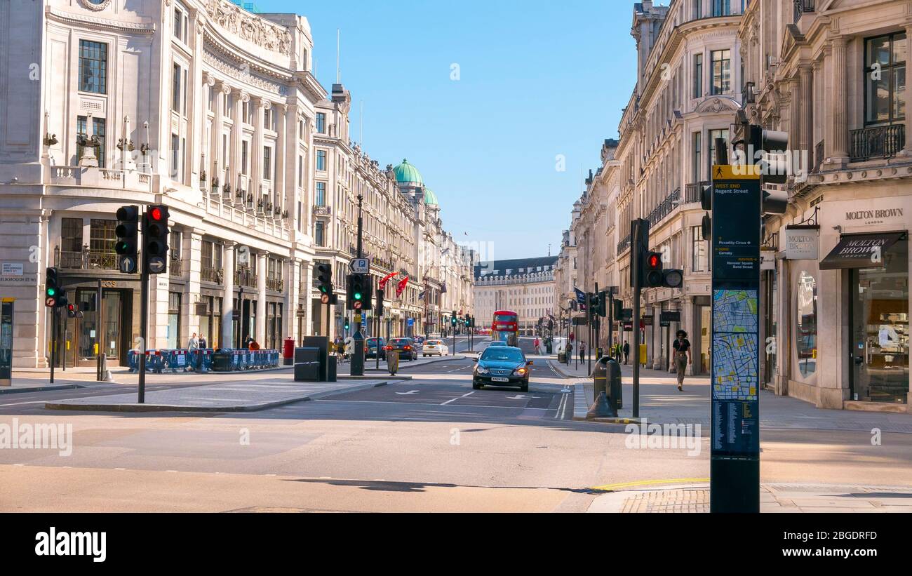 Coronavirus Pandemie ein Blick auf die Regent Street in London April 2020. Leere Gehwege keine Touristen. Alle Geschäfte geschlossen für Lockdown. Stockfoto