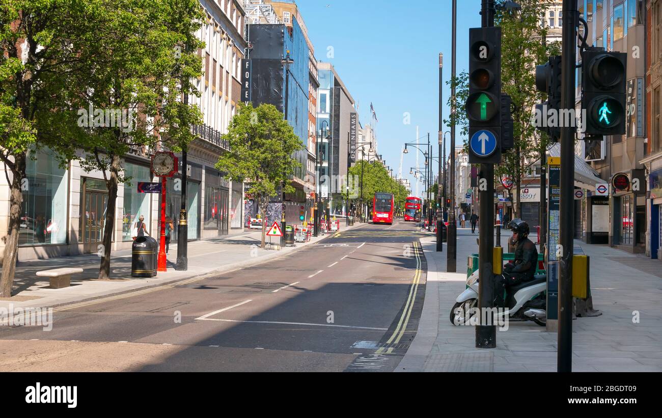 Coronavirus Pandemie ein Blick auf die Oxford Street in London April 2020. Keine Leute, nur ein paar Busse in den Straßen, alle Geschäfte geschlossen für Lockdown. Stockfoto