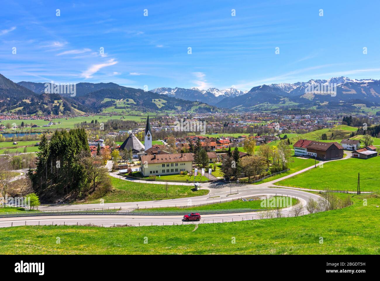 Stadt Sonthofen im Frühling. Landschaft mit Wald, Wiesen und Bergen. Bayern, Deutschland Stockfoto