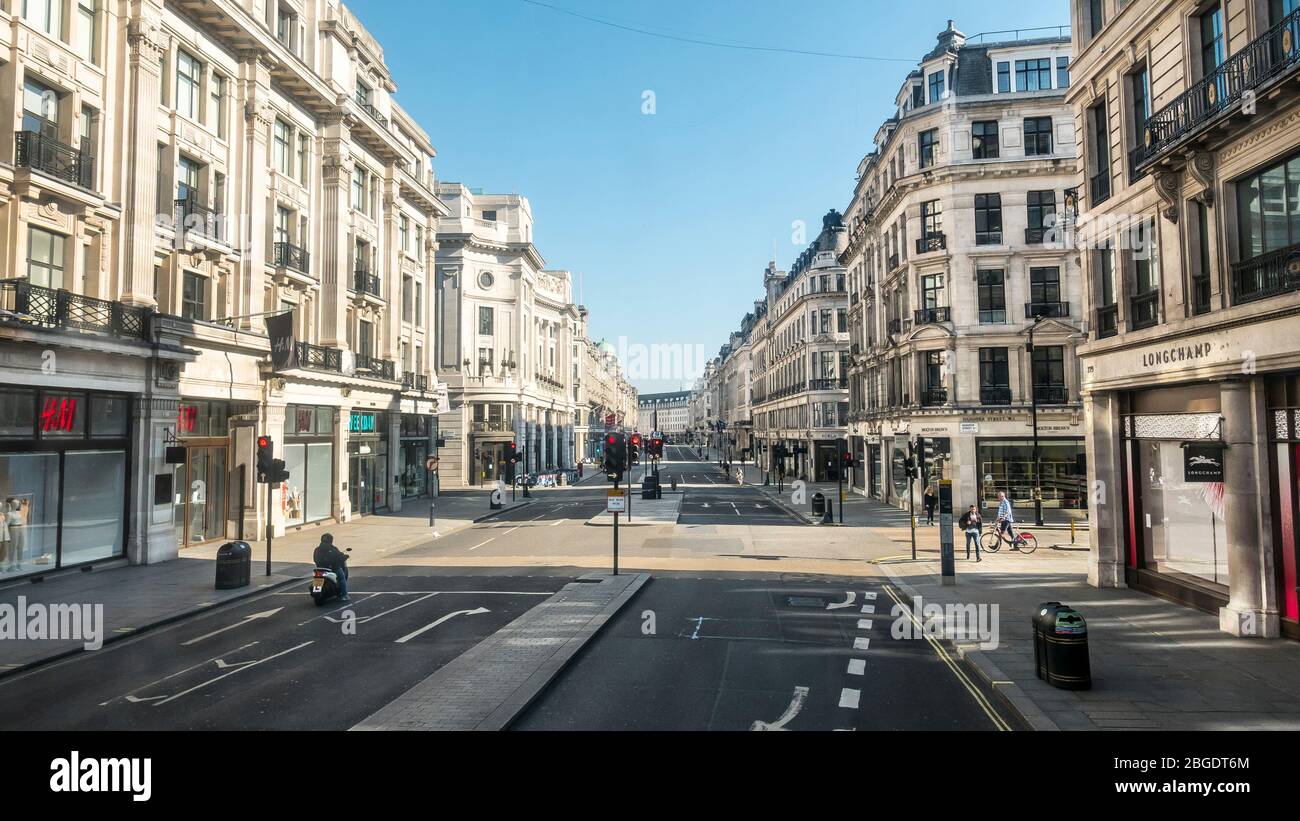 Coronavirus Pandemie ein Blick auf die Regent Street in London April 2020. Keine Leute, nur ein paar Busse in den Straßen, alle Geschäfte geschlossen für Lockdown. Stockfoto