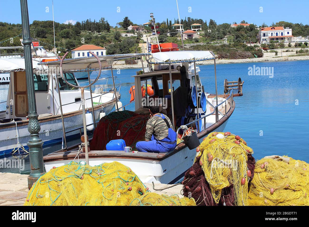 Fischerboot und Netze Kefalonia Stockfoto