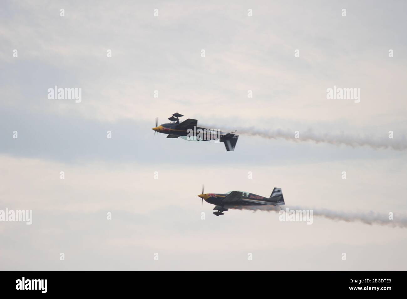 2 Flugzeuge, eine auf dem Kopf, nehmen am Redbull Air Race Putrajaya Malaysia Teil Stockfoto