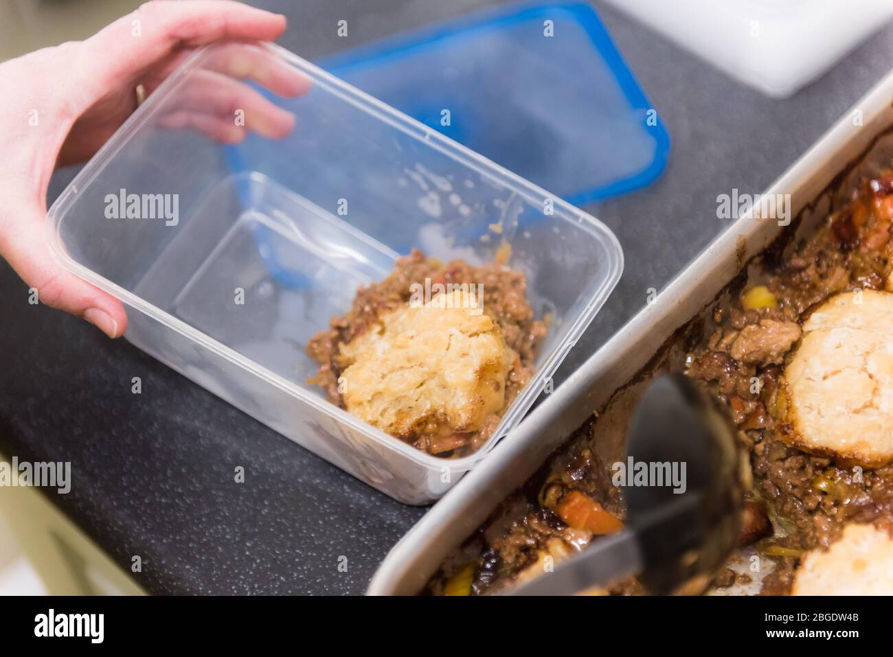 Ein traditioneller britischer Schuldinner-Klassiker, Rindersteak, Knödel und Maische, der bei einer Community Food Organisation in einem Dorfsaal serviert wird Stockfoto