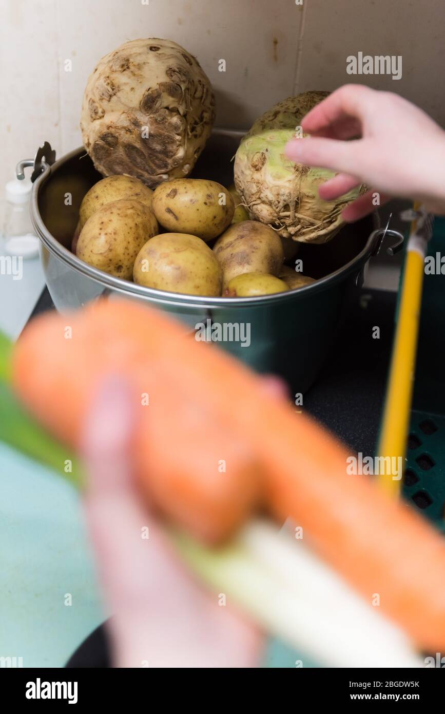Zutaten, die für einen traditionellen britischen Schuldinner-Klassiker, Beef Stew, bei einer Community Food Organisation in einem Dorfsaal ausgewählt werden Stockfoto