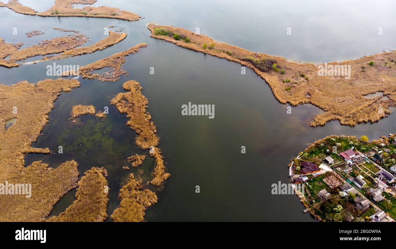 Blick aus der Vogelperspektive auf das Dorf, die Inseln und das Flussdelta. Drohnenschießen. Stockfoto