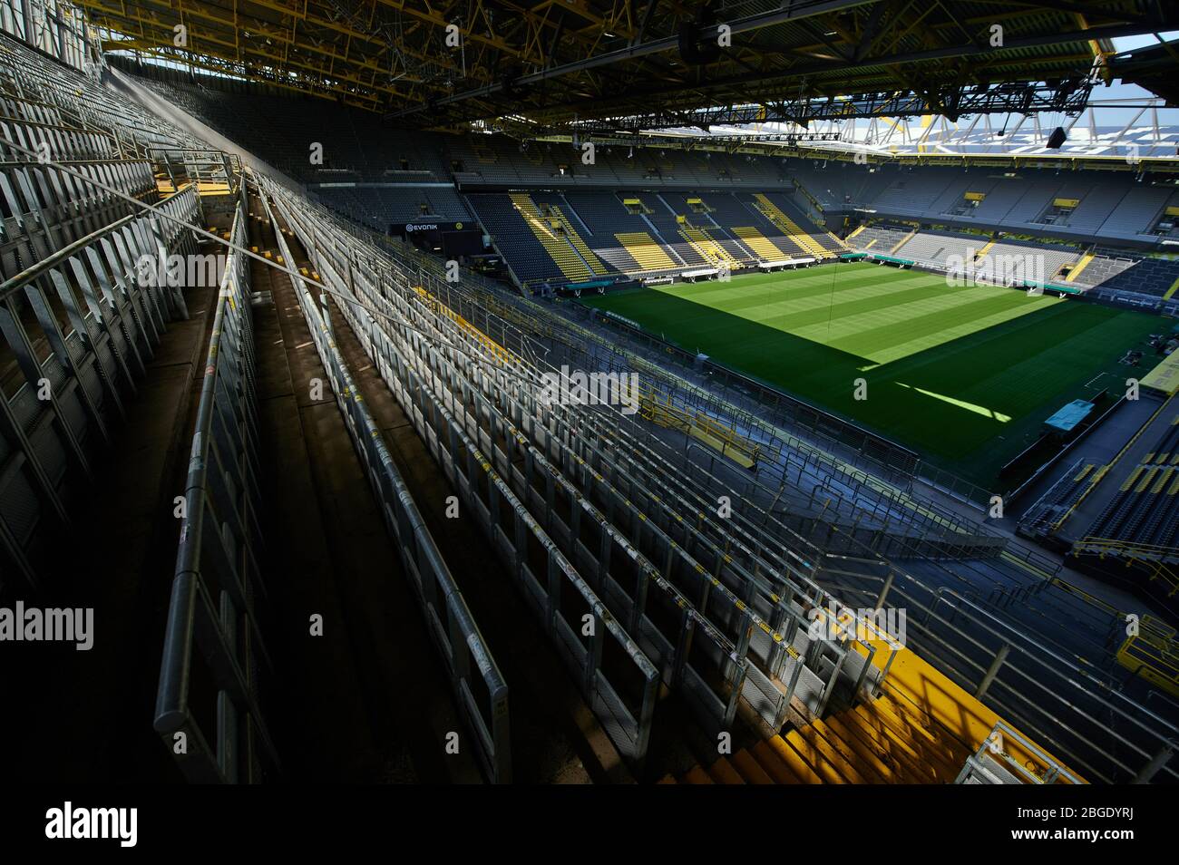 Dortmund, Deutschland. April 2020. Der Blick von der Südtribüne des Signal Iduna Parks, Stadion von Borussia Dortmund, auf das Spielfeld. Mit Geisterspielen diskutieren Politiker über eine mögliche Wiederaufnahme der Bundesliga. Kredit: Bernd Thissen/dpa - WICHTIGER HINWEIS: Gemäß den Bestimmungen der DFL Deutsche Fußball Liga und des DFB Deutscher Fußball-Bund ist es untersagt, im Stadion und/oder aus dem Spiel fotografierte Aufnahmen in Form von Sequenzbildern und/oder videoähnlichen Fotoserien zu nutzen oder ausgenutzt zu haben./dpa/Alamy Live News Stockfoto