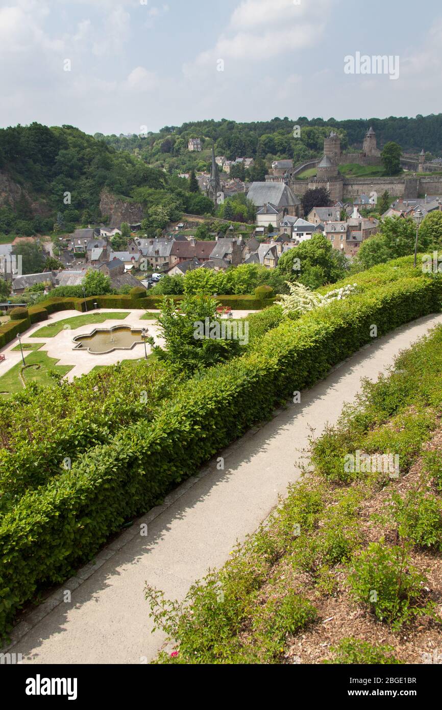 Stadt Fougeres, Frankreich. Malerische Luftaufnahme der öffentlichen Gärten bei Eglise Saint-Léonard, mit dem Chateau de Fougeres im Hintergrund. Stockfoto