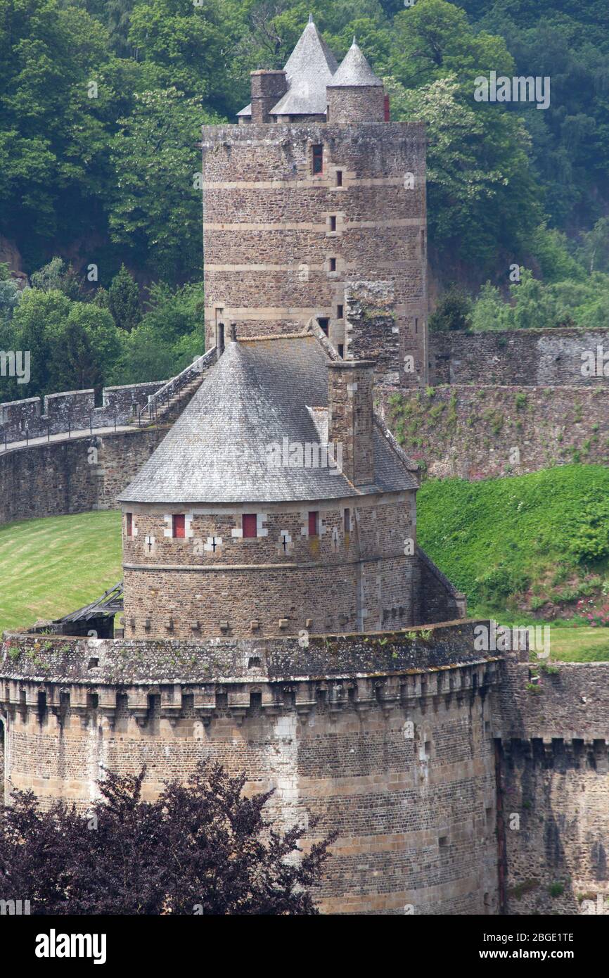 Stadt Fougeres, Frankreich. Malerische Luftaufnahme der mittelalterlichen Festung von Fougeres, dem Chateau de Fougeres. Stockfoto