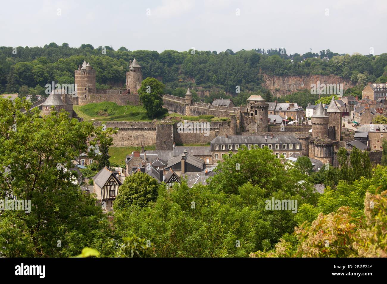 Stadt Fougeres, Frankreich. Malerische Luftaufnahme der mittelalterlichen Festung von Fougeres, dem Chateau de Fougeres. Stockfoto