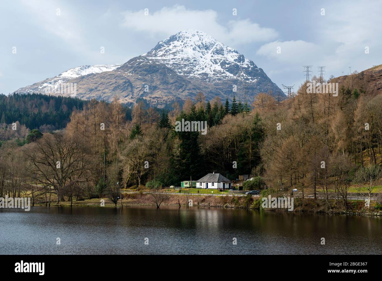 Schneebedeckter Gipfel von Beinn IME von Inveruglas am Westufer von Loch Lomond in Schottland, Großbritannien Stockfoto