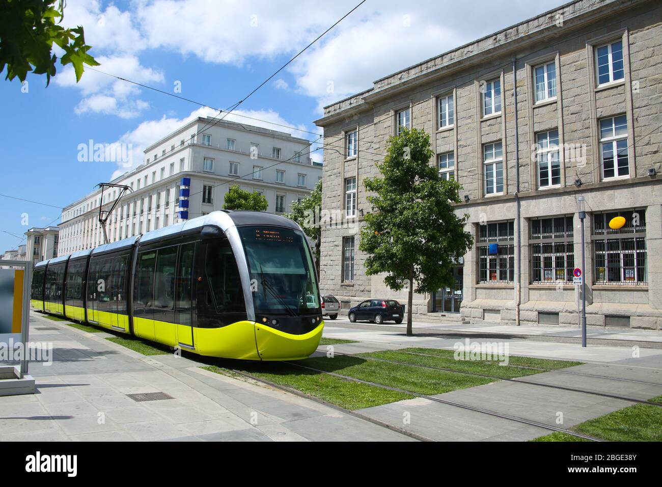 Stadtzentrum von Brest, mit der Fußgängerzone und Straßenbahn. Brest ist eine Hafenstadt in der Bretagne, im Nordwesten Frankreichs. Stockfoto