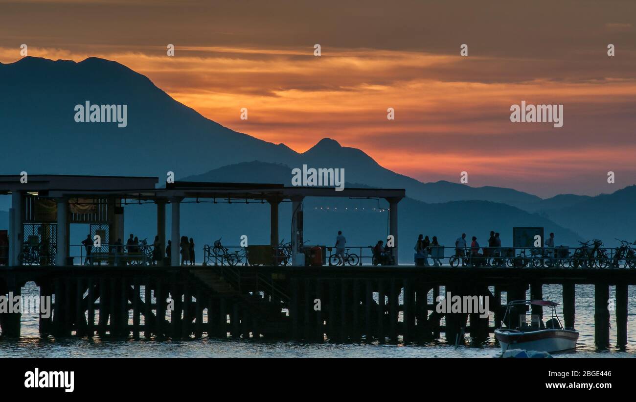 Sonnenuntergang in Yung Shue Wan, Lamma Island, Hong Kong, 20/5/2018. Stockfoto