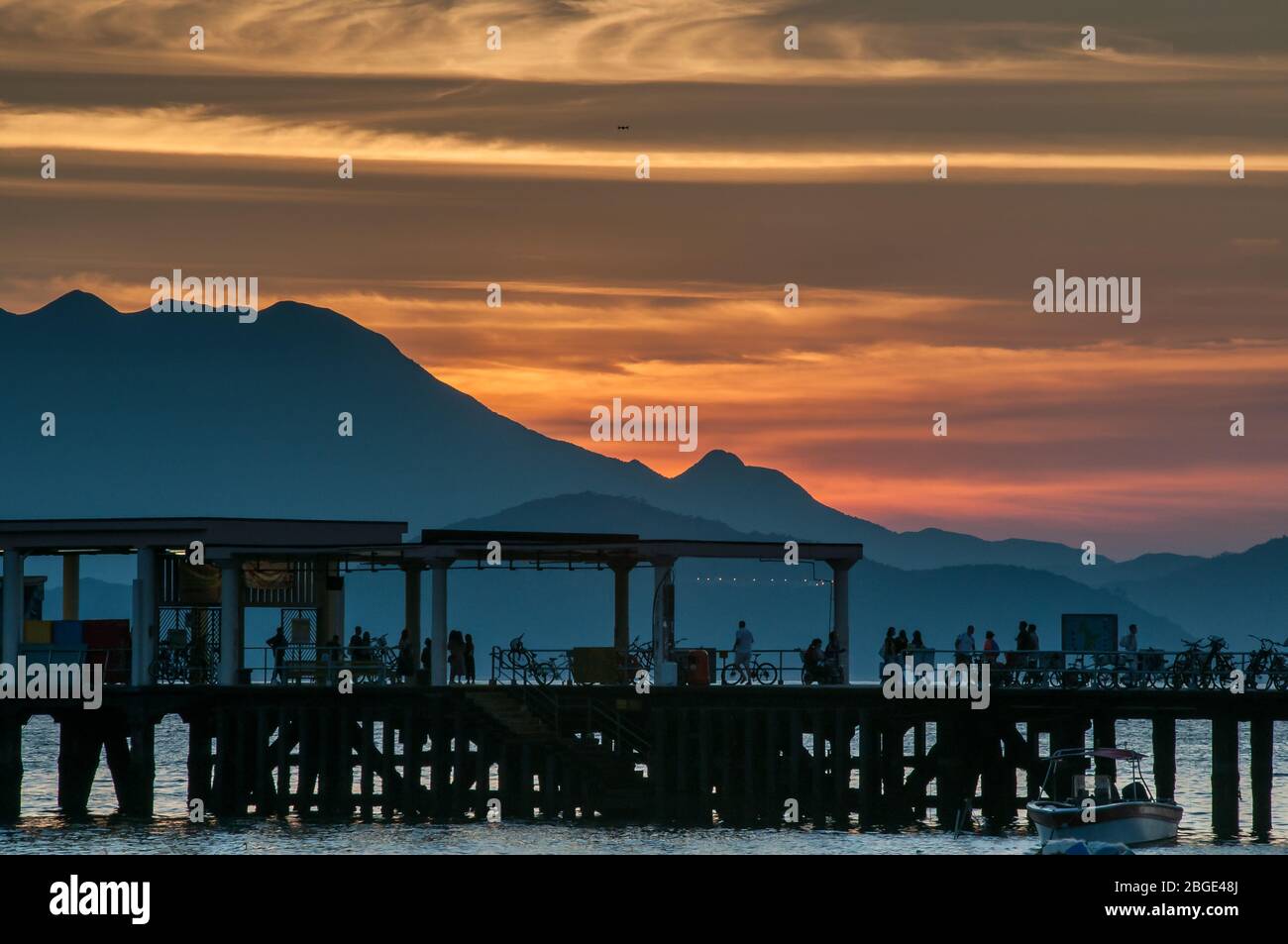 Sonnenuntergang in Yung Shue Wan, Lamma Island, Hong Kong, 20/5/2018. Stockfoto