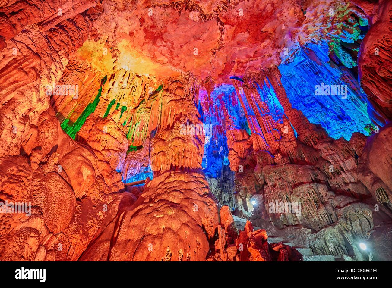 Die Schilfrohrflötenhöhle, natürliche Kalksteinhöhle mit mehrfarbigem Licht in Guilin, Guangxi, China. Stockfoto