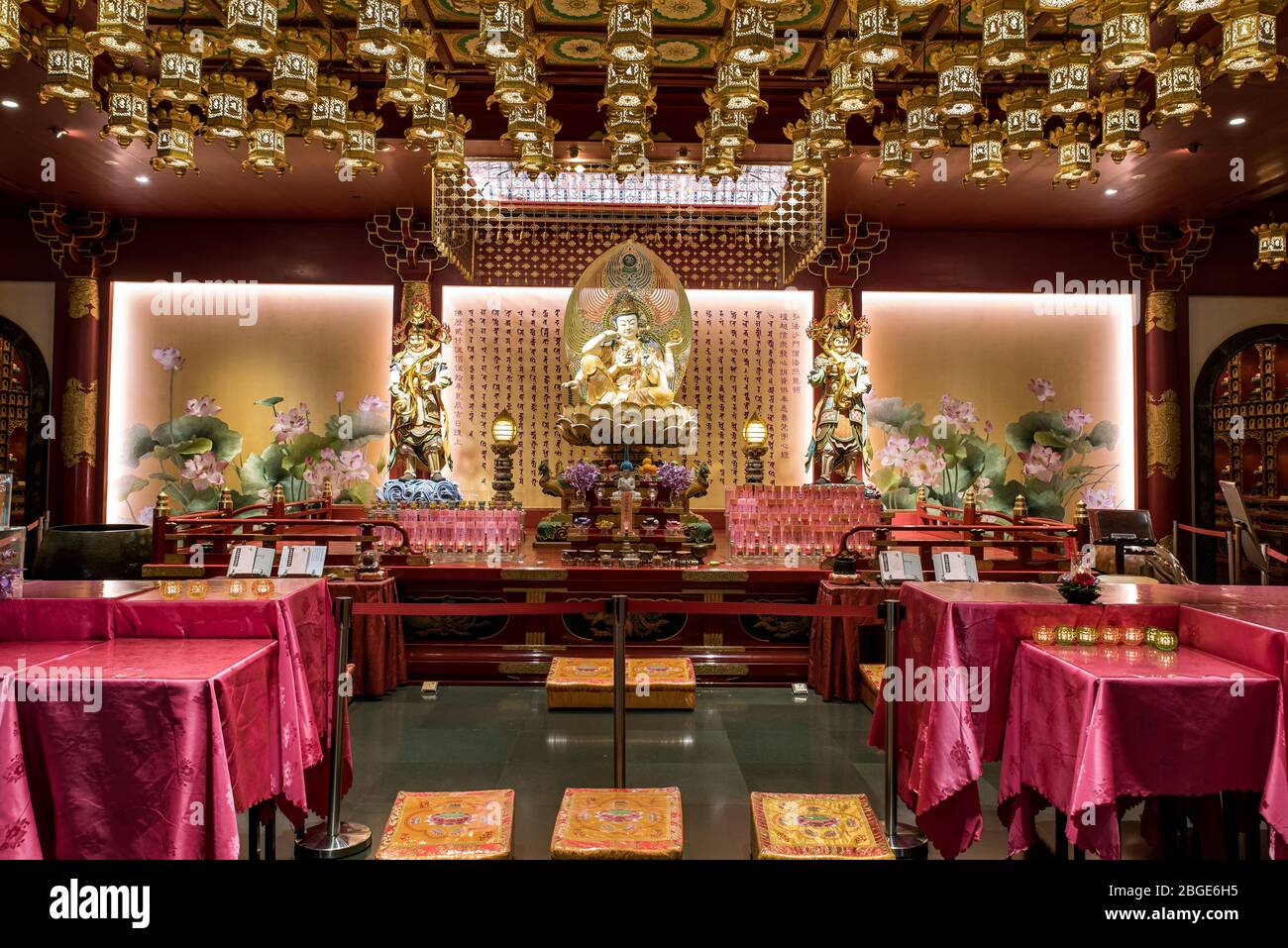 Singapur, 2019. Oktober: Im Buddha Tooth Relic Tempel in Chinatown. Goldene Buddha Statuen und dekorativer Altar Stockfoto