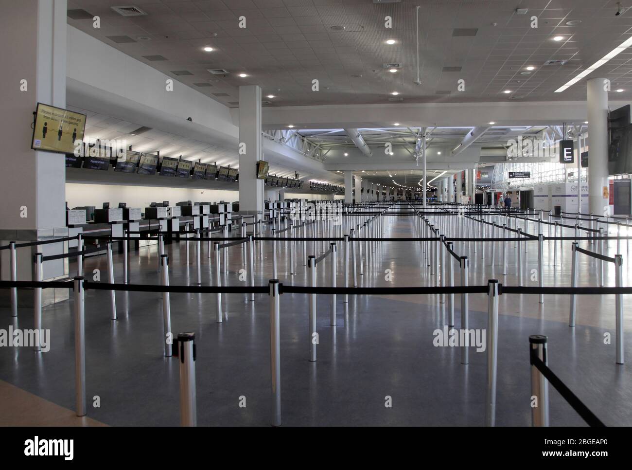 Eine verlassene Abflughalle ist am Aukland Airport in Neuseeland zu sehen, 31. März 2020. Foto John Voos Stockfoto