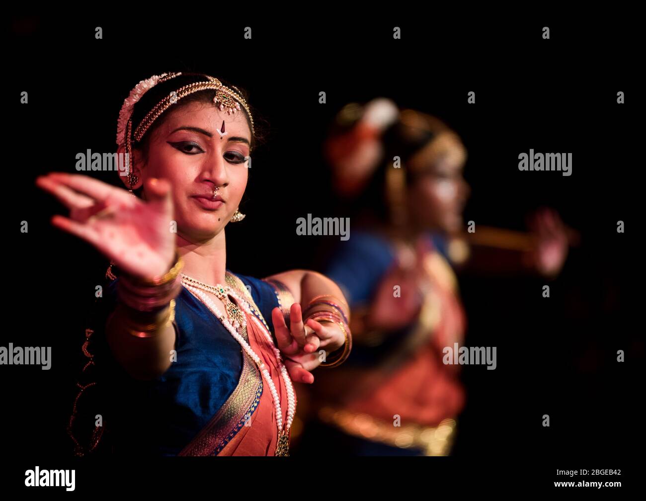 Eine schöne und bunt gekleidete Bharathanatyam Tänzerin, die bei ADA Rangamandira auftrat Stockfoto