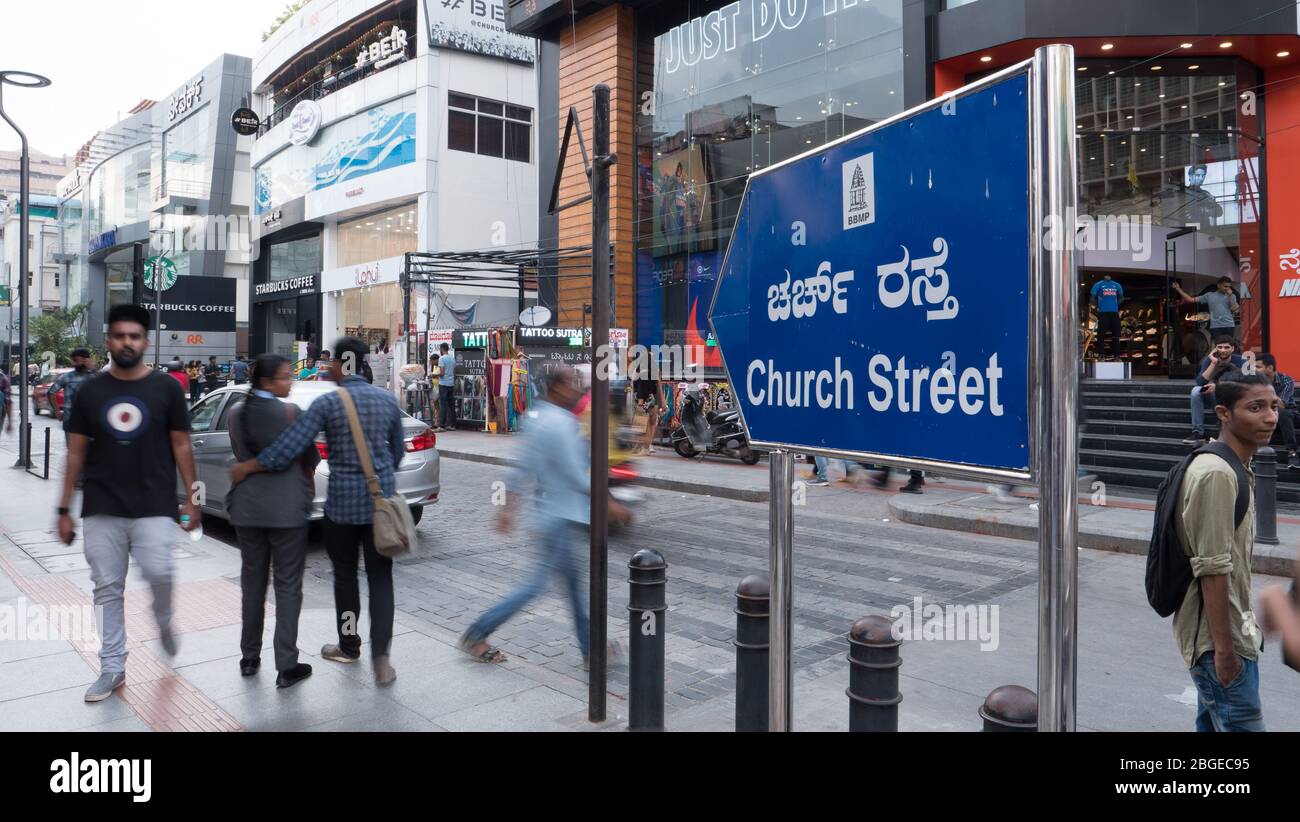 Blick auf die berühmte Kirche Straße Schild an der MG Straße mit den Menschen, die die Straße in Bewegung verschwimmen Stockfoto