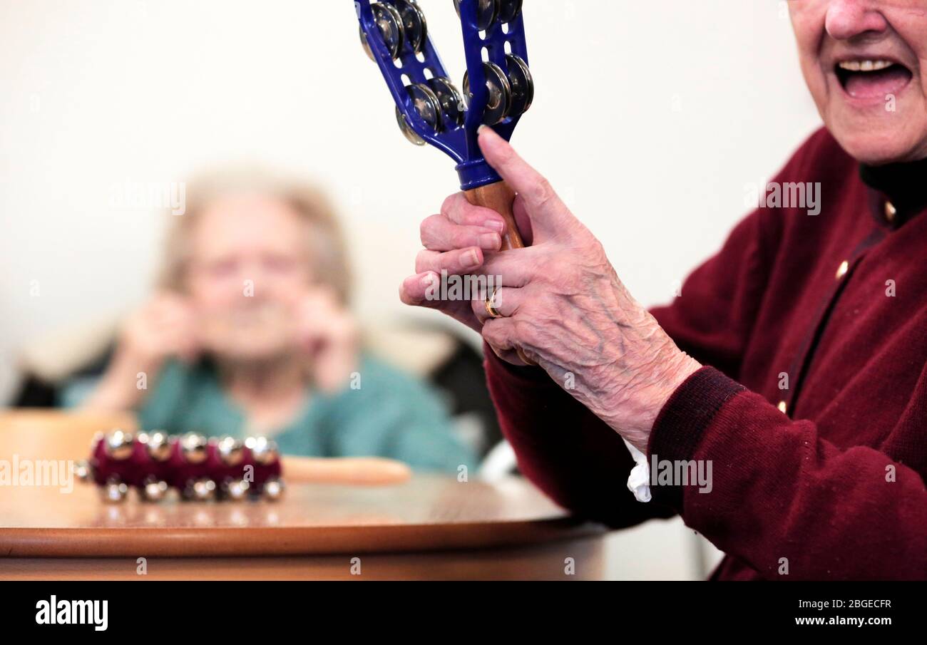 Die Bewohner genießen eine Musikveranstaltung in einem Pflegenhaus in Redcar und Cleveland. 2/2/2018. Foto: Stuart Boulton. Stockfoto