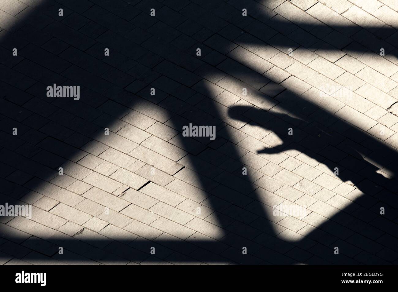 Schatten einer Person auf ihrem Telefon vor dem Southbank Centre, South Bank, London Stockfoto