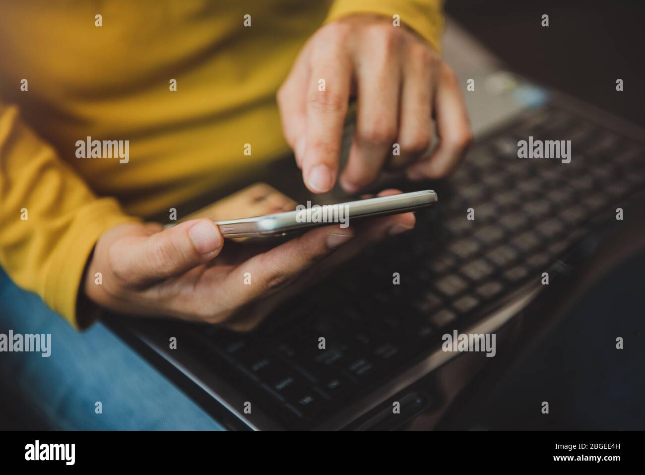 Nahaufnahme Geschäftsfrau mit Laptop-Computer und Handy-Smartphone zu Hause, junge Frau im Internet surfen am Telefon, E-Commerce oder online arbeiten aus Stockfoto