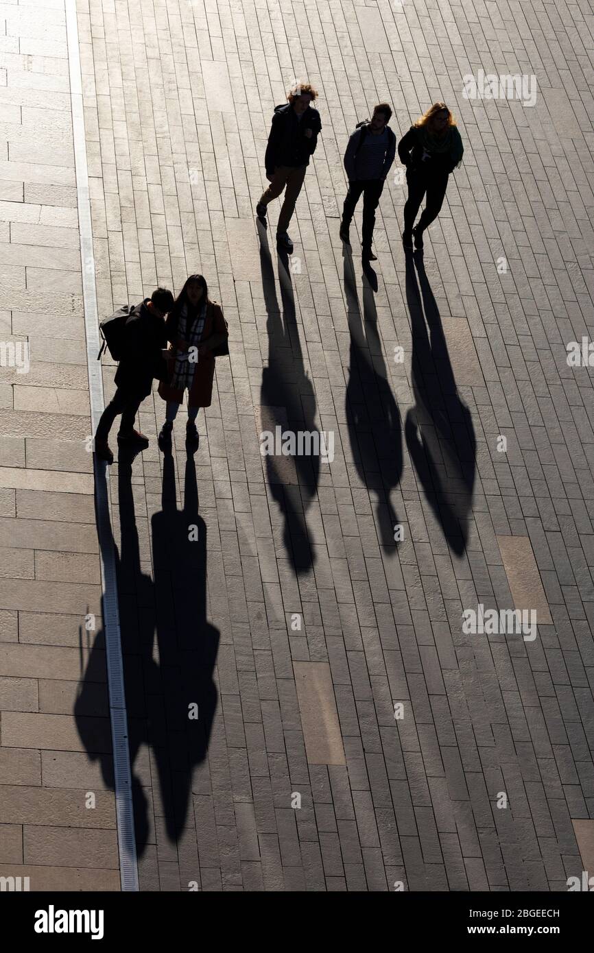 Menschen werfen lange Schatten außerhalb des Southbank Centre, South Bank, London Stockfoto