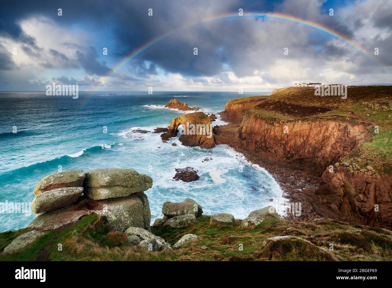 Regenbogen über den Klippen am Land's End, Cornwall Stockfoto