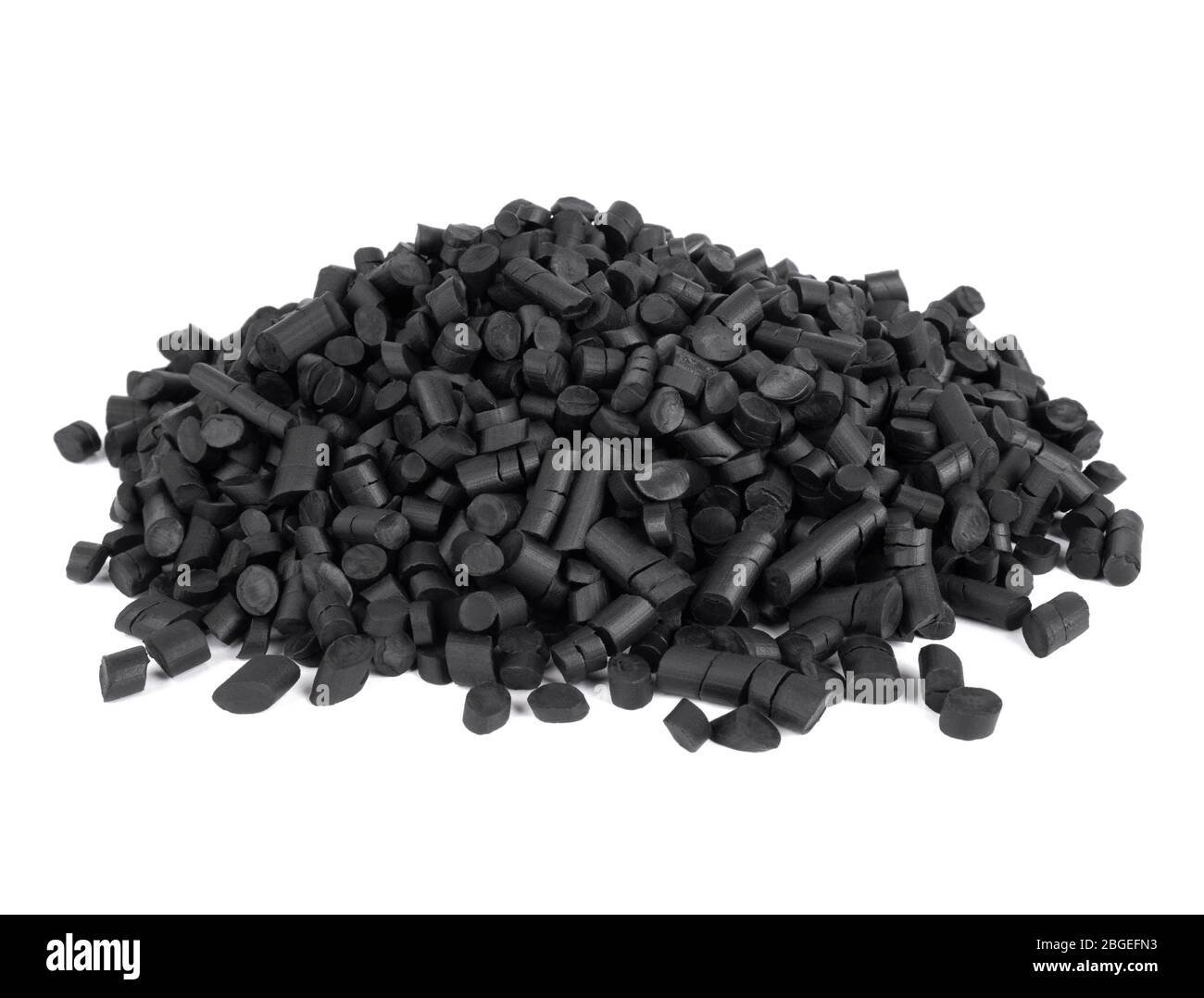 Stapel von schwarzen Gummi Granulat auf weißem Hintergrund Stockfoto