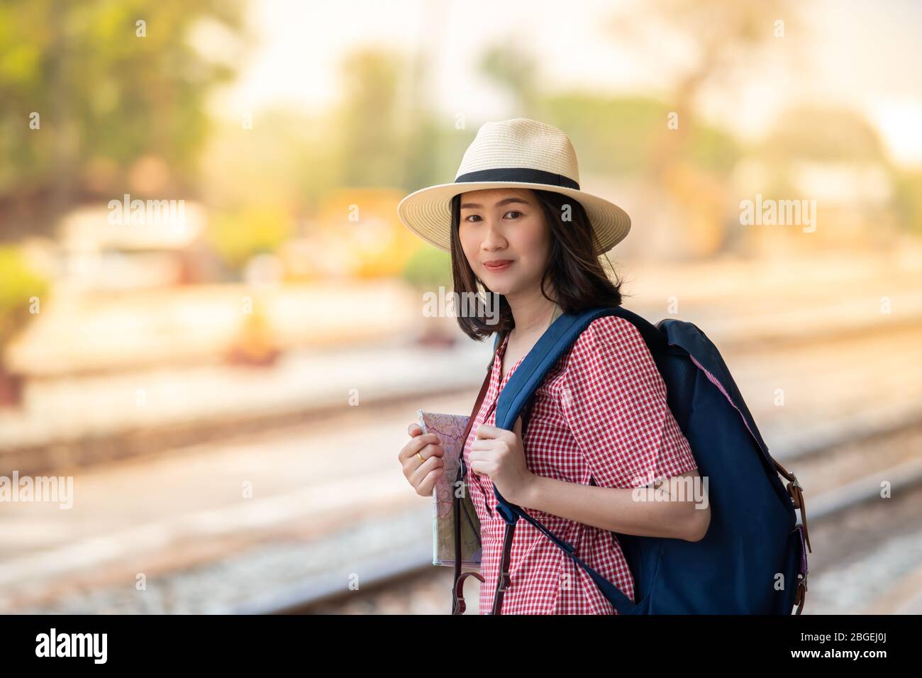Asiatische Frauen Touristen mit Kamera und hell lächelnd an den Bahnhof. Stockfoto