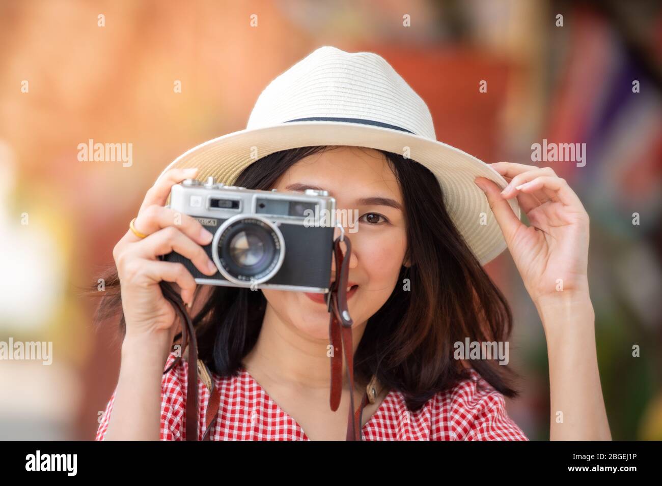 Asiatische Frauen Touristen mit Kamera und hell lächelnd an den Bahnhof. Stockfoto