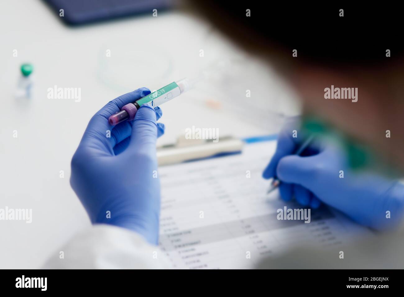 Arzt macht Notizen nach Coronavirus-Test Stockfoto