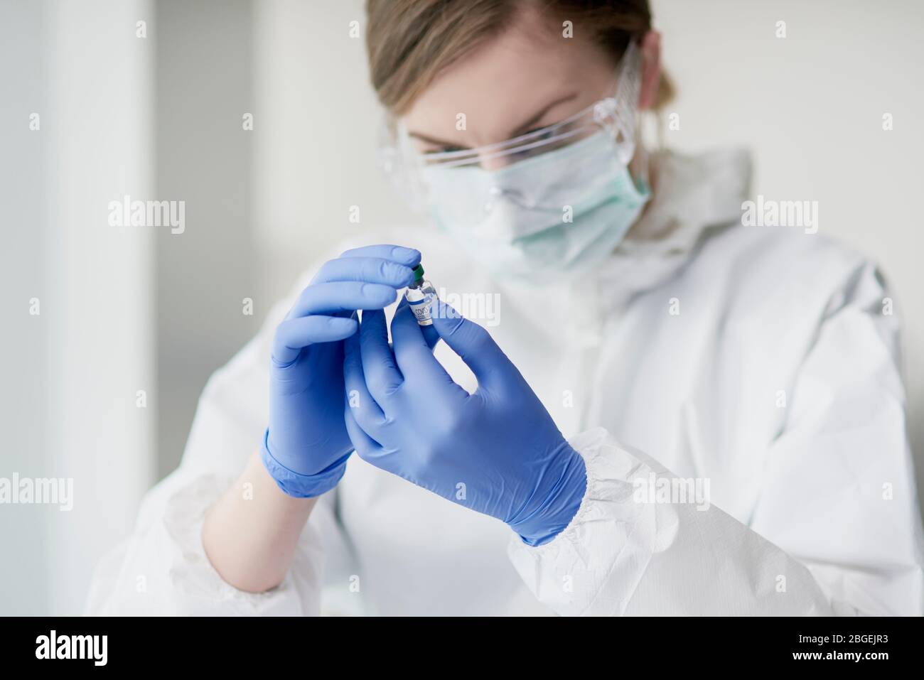 Tube mit Coronavirus in der Hand des Arztes Stockfoto