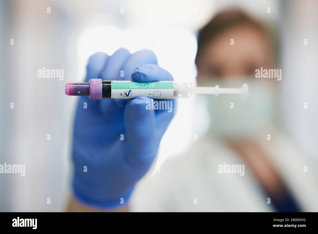 Positiver Coronavirus-Test in der Hand eines Arztes Stockfoto