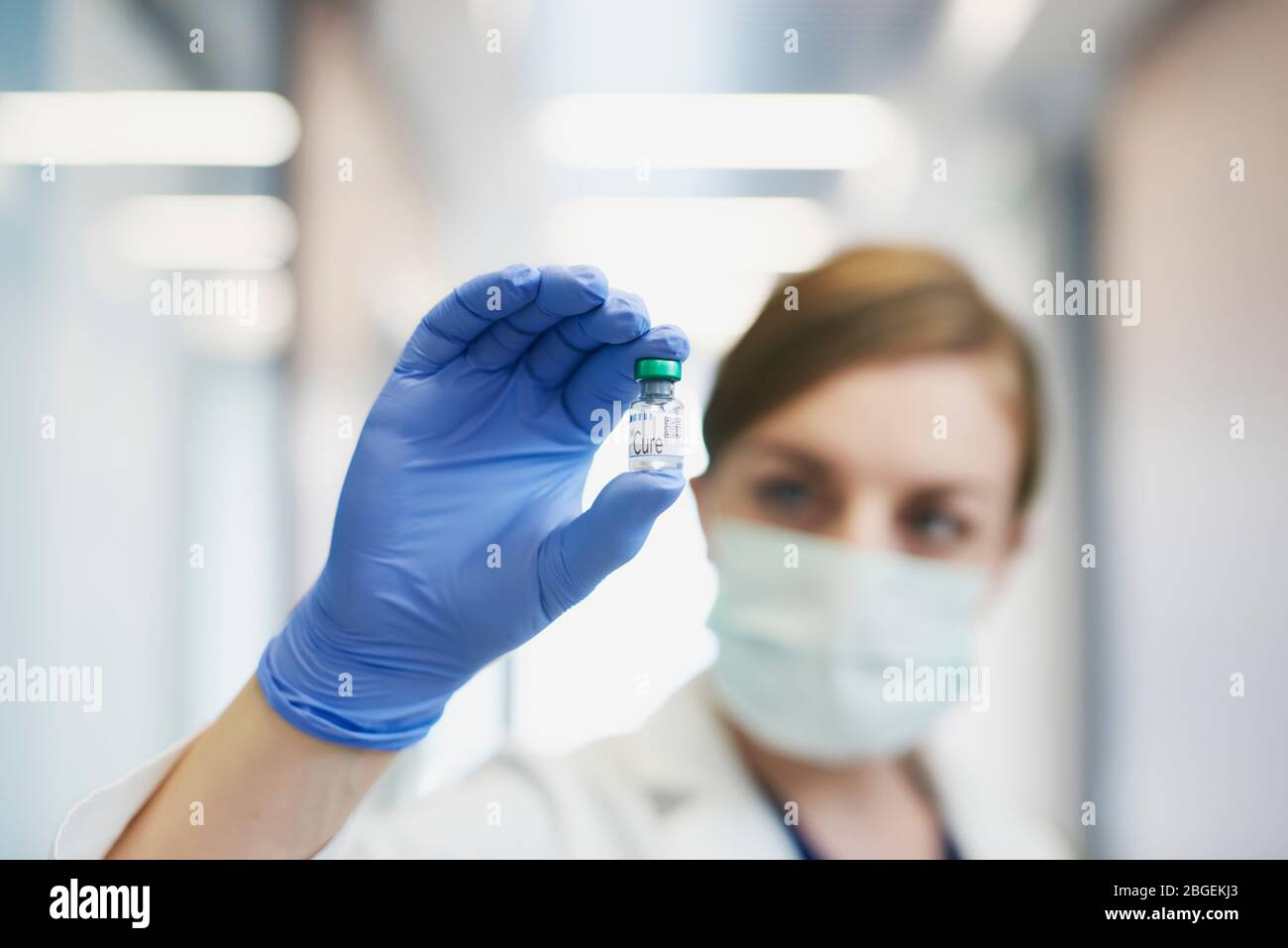 Arzt, der ein Heilmittel für die Krankheit hält Stockfoto