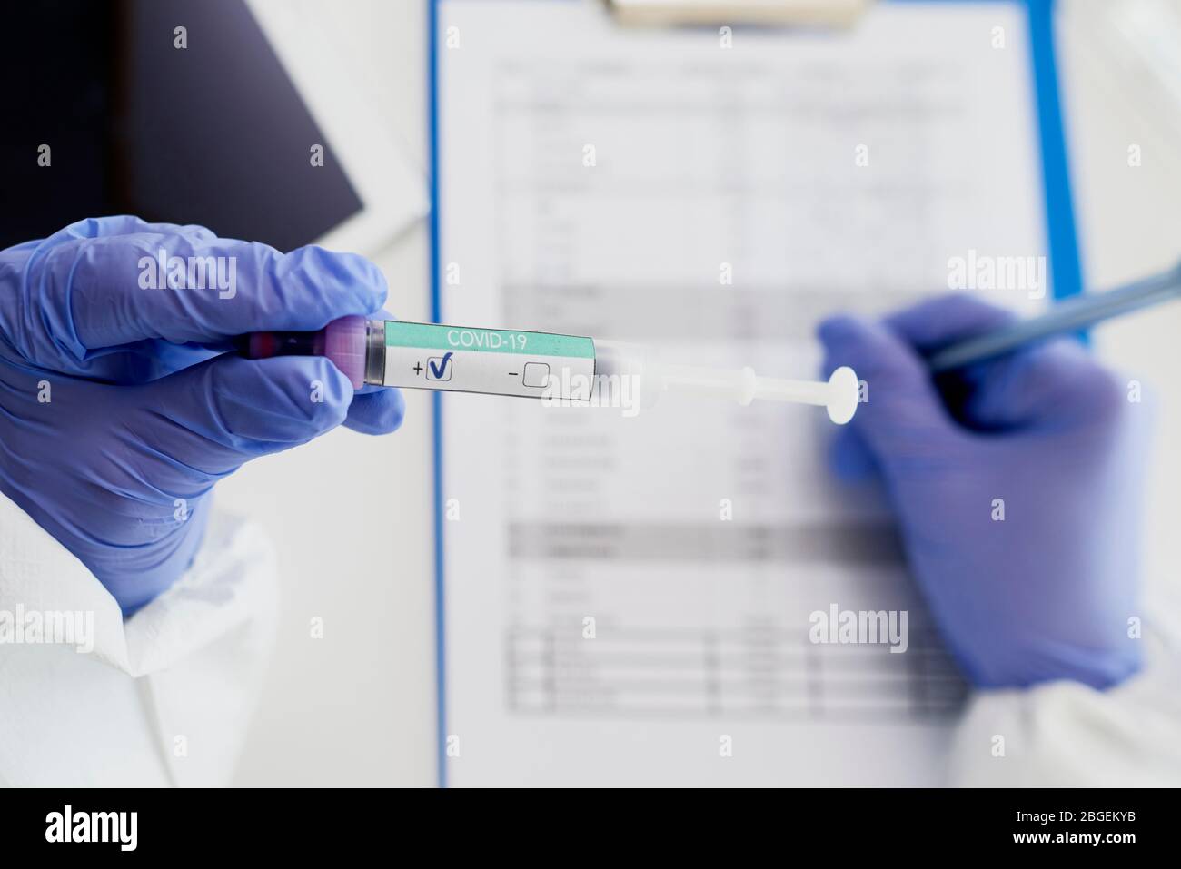 Techniker macht sich Notizen nach dem Coronavirus-Test Stockfoto
