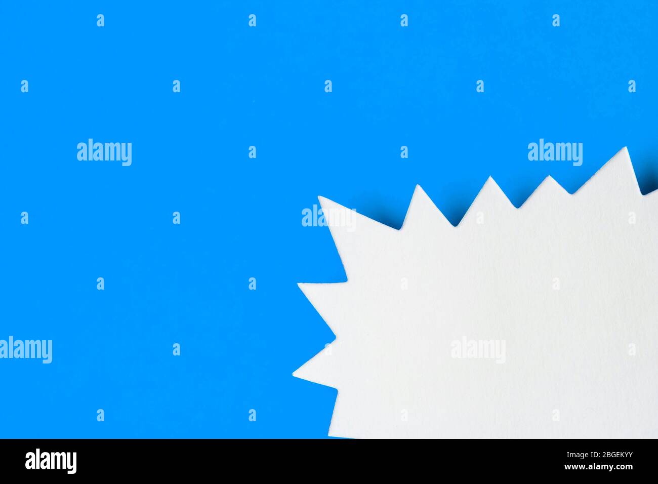 Leeres Werbebanner mit Starburst-Werbeaufsteller auf hellblauem Hintergrund Stockfoto