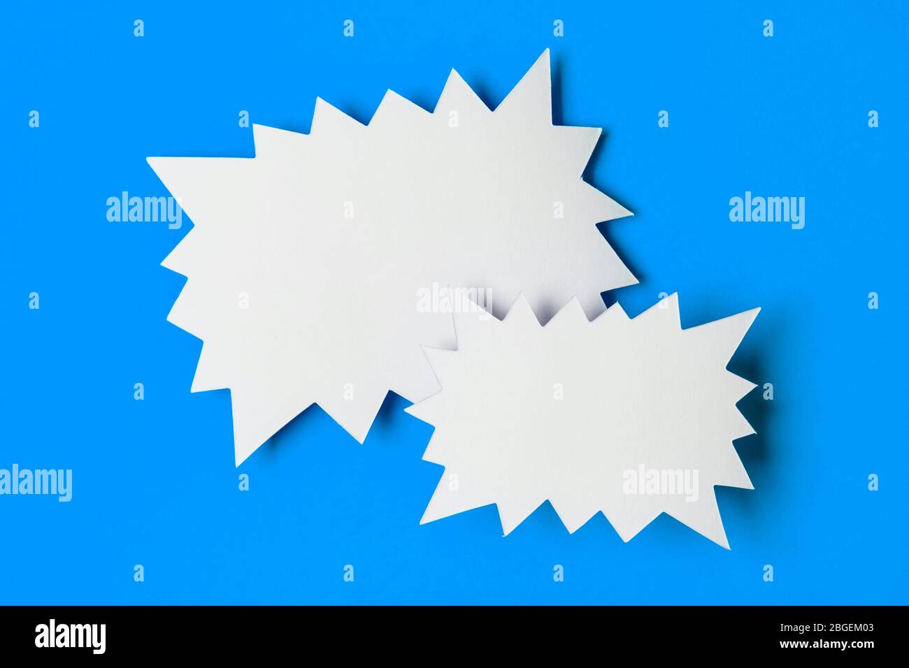 Leeres Werbebanner mit Starburst-Werbeaufsteller auf hellblauem Hintergrund Stockfoto