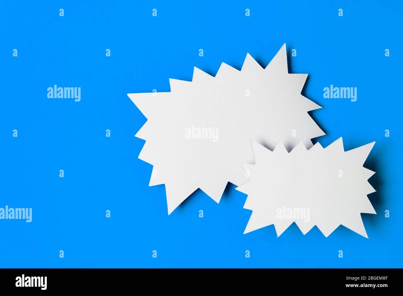 Leeres Werbebanner mit Starburst-Werbeaufsteller auf hellblauem Hintergrund Stockfoto